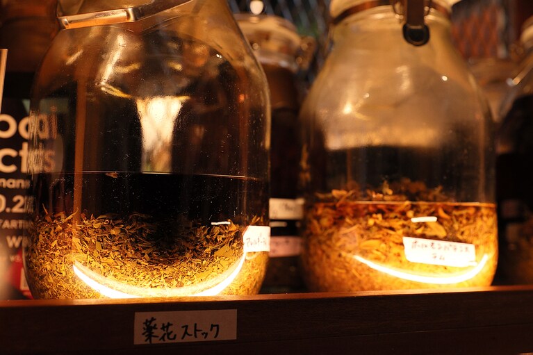 カウンターの奥にはさまざまな種類の薬膳酒が並ぶ。