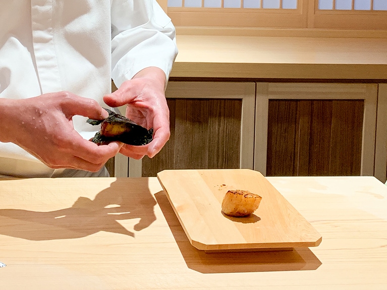 肉厚のホタテが、まるで餅のような磯辺焼き。