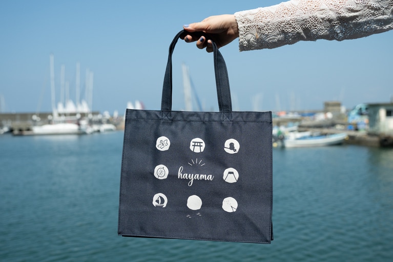 オリジナルエコバッグの片面には葉山の名所や風景をデザイン。