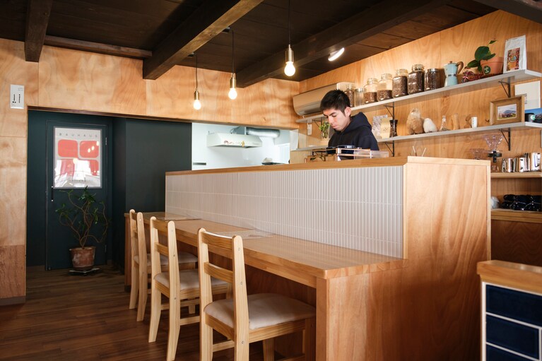 エクアドルで焙煎やドリップを学んだホルヘさんが淹れるコーヒーの豊かな香りで満たされる店内。