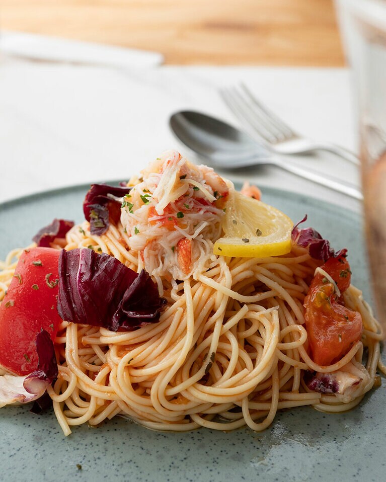 『成城石井自家製 本ズワイガニのトマト冷製カッペリーニ』（税込539円）。