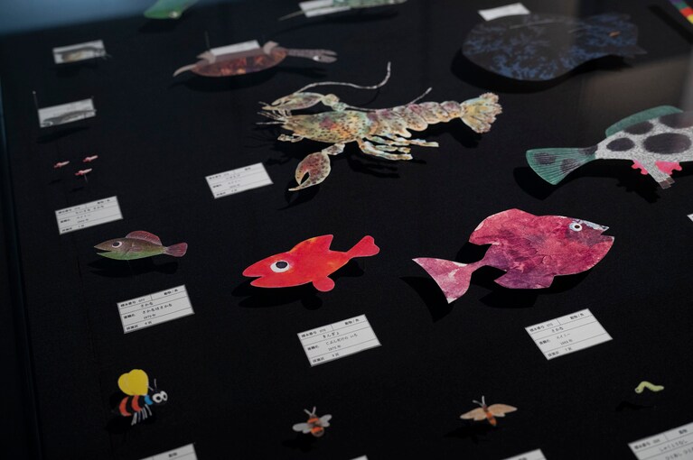 草花、魚、動物、虫などが並ぶ。「レオ・レオーニの絵本づくり展」展示風景、ヒカリエホール、2025年