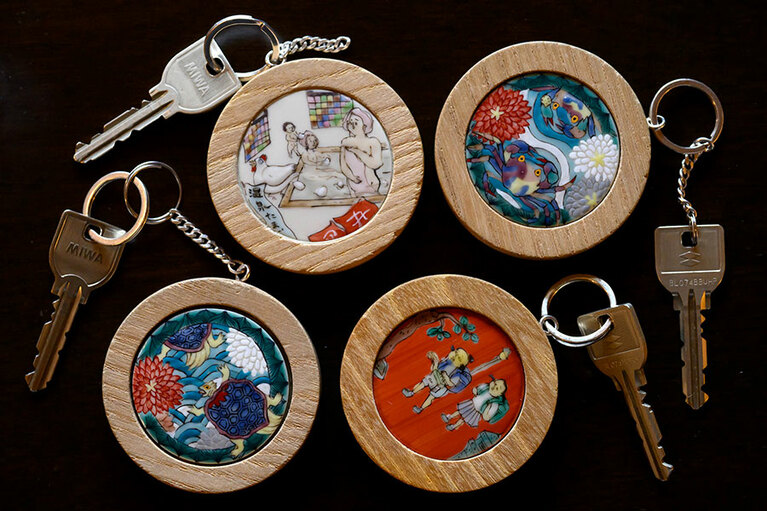 キーホルダーにも九谷焼。伝統的な色合いにポップな絵柄が楽しい。