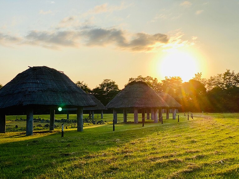 大湯環状列石の夕日。写真提供：(株)かづの観光物産公社