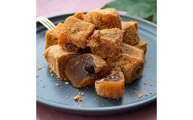 成城石井自家製 沖縄県産黒糖と丹波黒豆の本わらび粉入りわらび餅 1パック・税込431円。