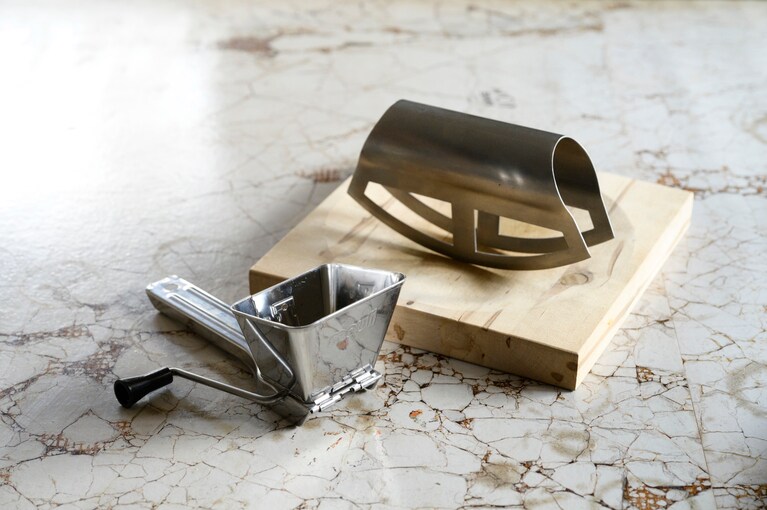 両方とも用途は一緒。木の板は中央に少しくぼみがあります。