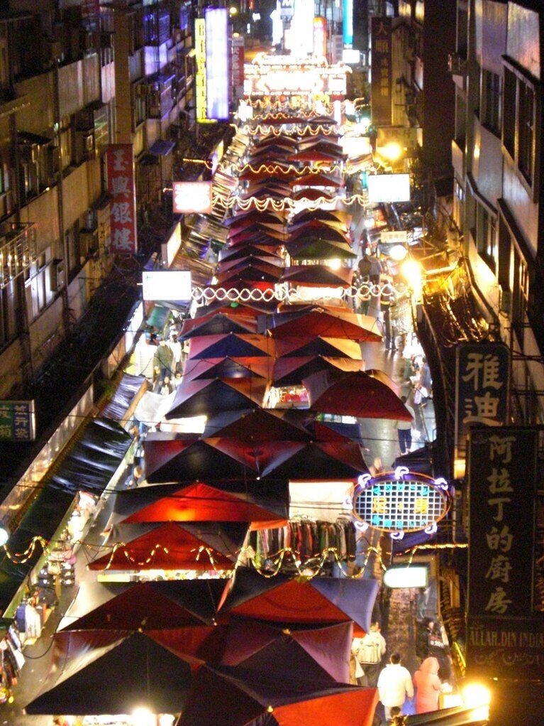 屋台が連なる饒河街夜市。