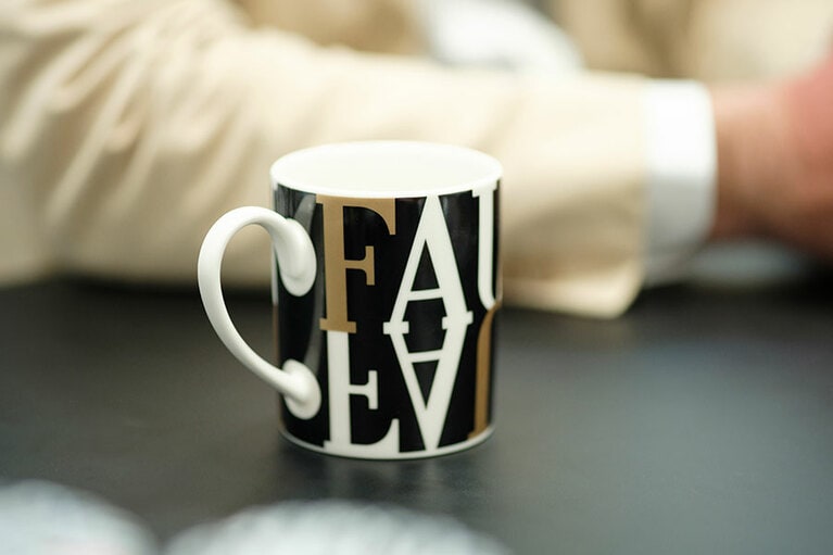 フォションのブランドイメージを利用した食器やバッグ等も展開。陶器は引き出物としても人気が高い。