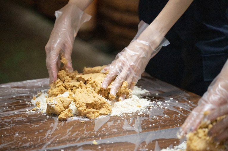 しっかり絡まるようにまぜる。けっこう力のいる作業だ。