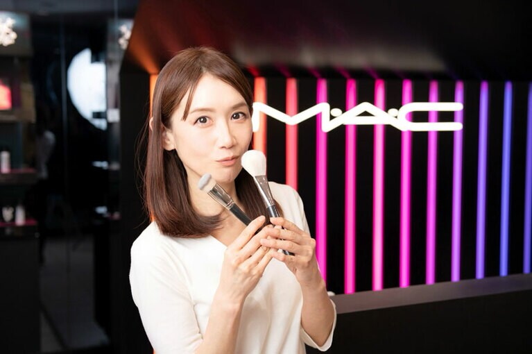 RYOKOさんのメイク後。顔がシャープ！　持っているのは、シェーディングとハイライトで使ったブラシです。