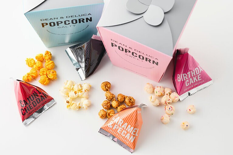 DEAN ＆ DELUCA ポップコーンボックス 各2,160円（2種類×10袋入り）。左から：SALTY、SWEET。