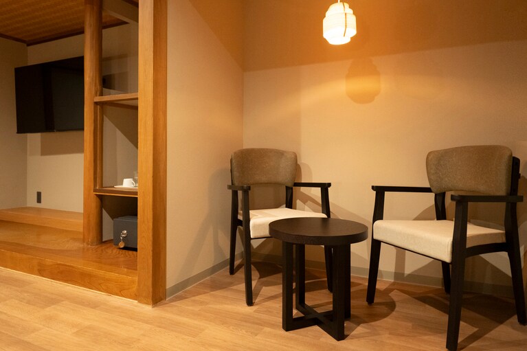 壁掛け式のテレビや休憩スペースも。愛犬と一緒にベッドでテレビを観ながらで寛げるのもうれしい。