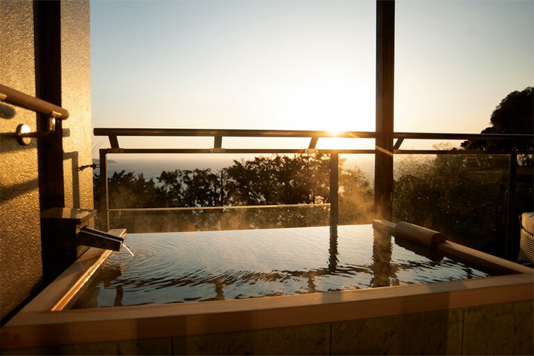 【ATAMI せかいえ】客室付きの露天風呂。ほかに館内には大浴場やサウナ、湯上がりどころも用意。