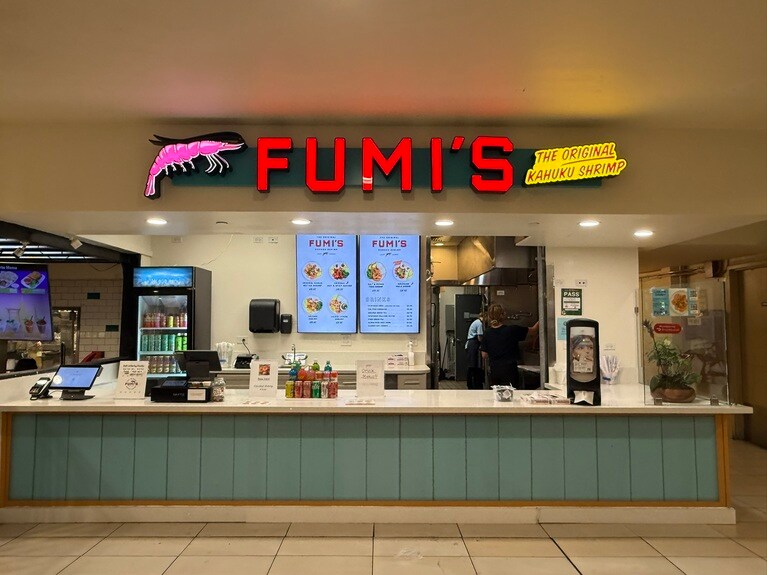 アラモアナセンターのマカイ・マーケット・フードコートにオープンした「フミズ・カフク・シュリンプ」。