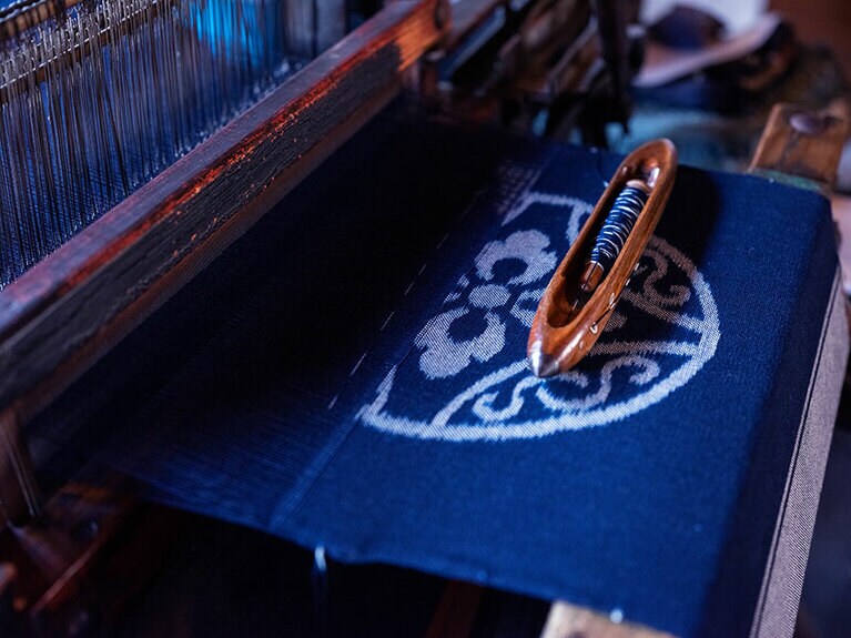 丹念な手織りによって生まれる“広瀬絣”。