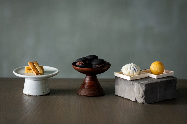 左から、「海苔のクッキー」1,100円、「パルメザンと黒胡椒のクッキー」1,200円、「ケイジャンスパイスクッキー」1,100円、「ゴルゴンゾーラマカロン」2,700円（以上、いずれも1箱）、「花火」、「杏菓」各800円。