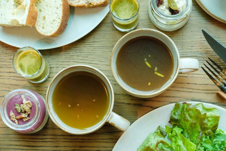 左：「昆布だしのスープ」、右：「牛骨ブロス」。