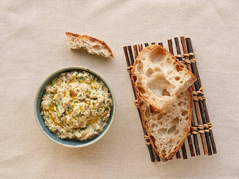 中東風の焼き茄子のディップにかければ、パンが止まらないおいしさ！