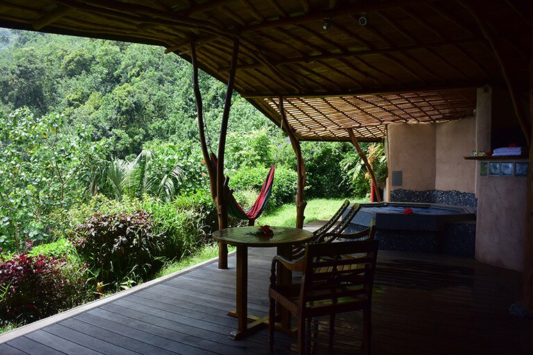 「ヴァイ・オラ」のオープンリビングのようなデッキテラス。一角にジャグジーが。