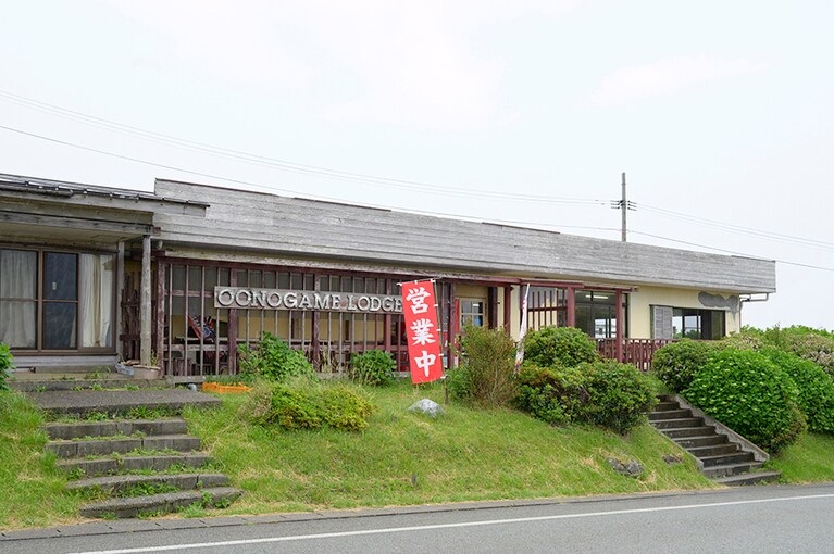 景勝地、大野亀に面して建つ「大野亀ロッジ」は、外海府エリアでは貴重な飲食店。