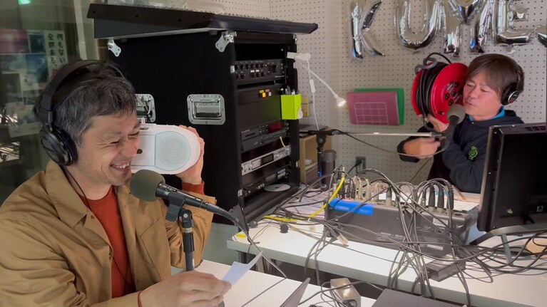 「ミッツ・ショウTIME」パーソナリティのミッツさん(右)と山城さん(左)。