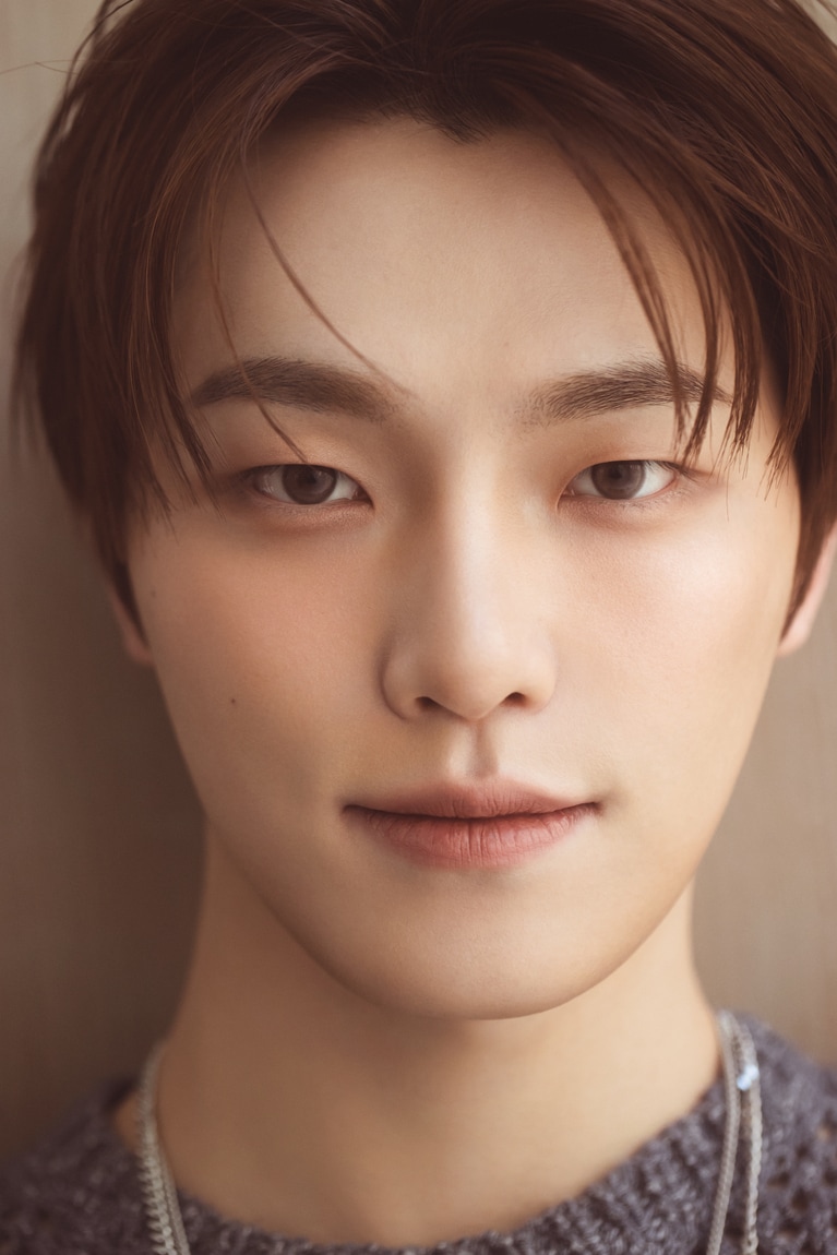 このメイクでは「シマリング グロー デュオ R」の01を使用。