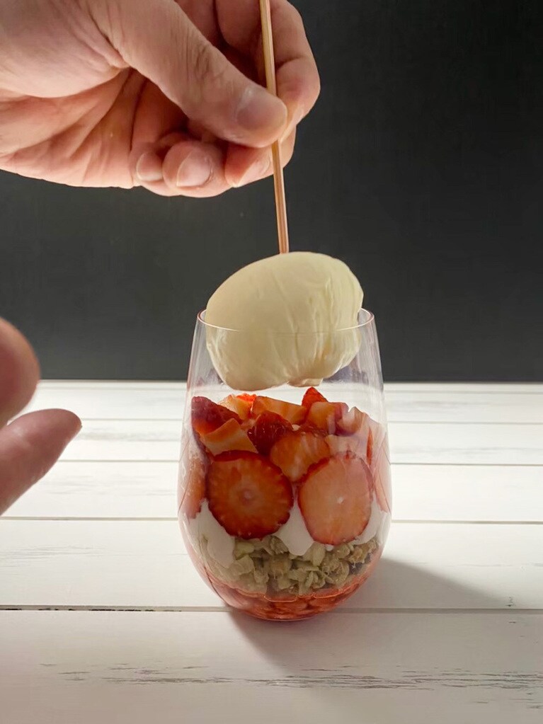 グラスに丸いアイスをオン。