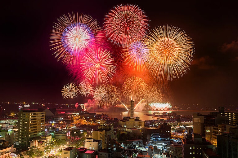 【鹿児島県鹿児島市】かごしま錦江湾サマーナイト大花火大会。