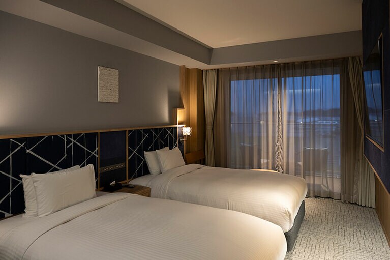 スーペリアツイン瀬戸内ビュー＆バルコニー付きの部屋。客室は半個室キャビンからスイートルームまでタイプもさまざま。