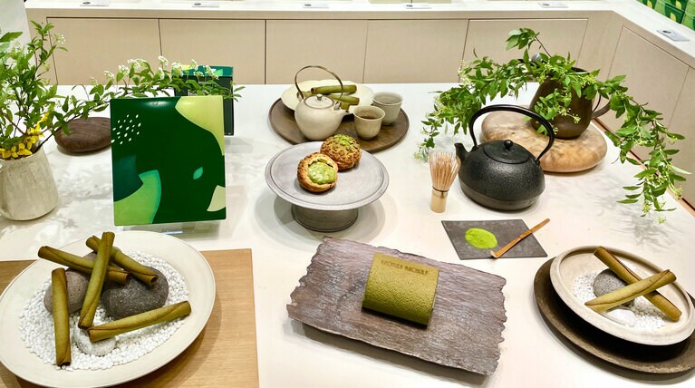 店内には、宇治抹茶を使ったお菓子が美しくディスプレイされています。