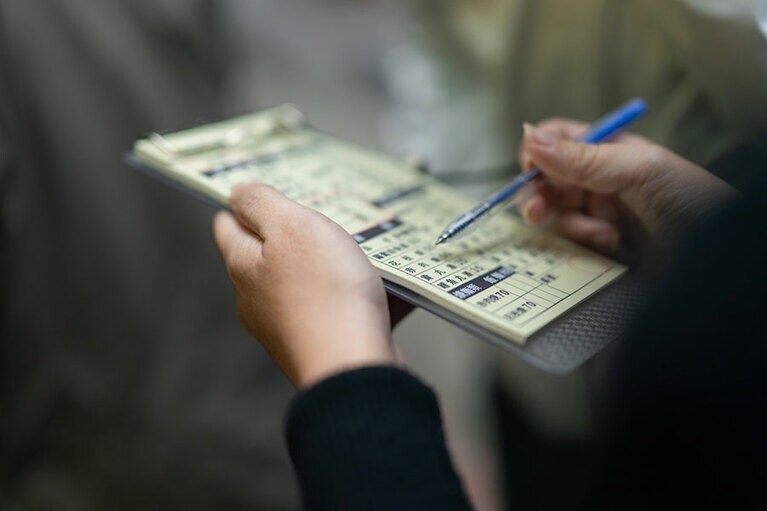 注文票に記入します。魯肉飯は大と小があり、それぞれ40元、30元。お腹が空いている人は大がおすすめ！