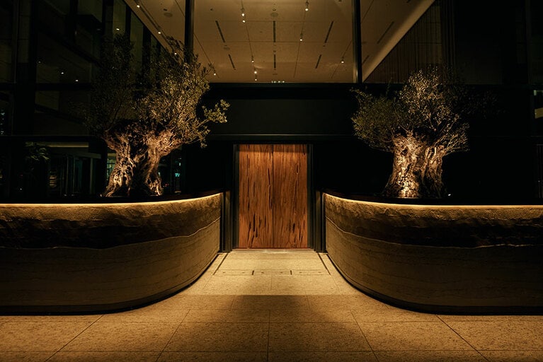 エントランスでは樹齢300年を超えるオリーブの木がゲストを迎える。©CYCLE