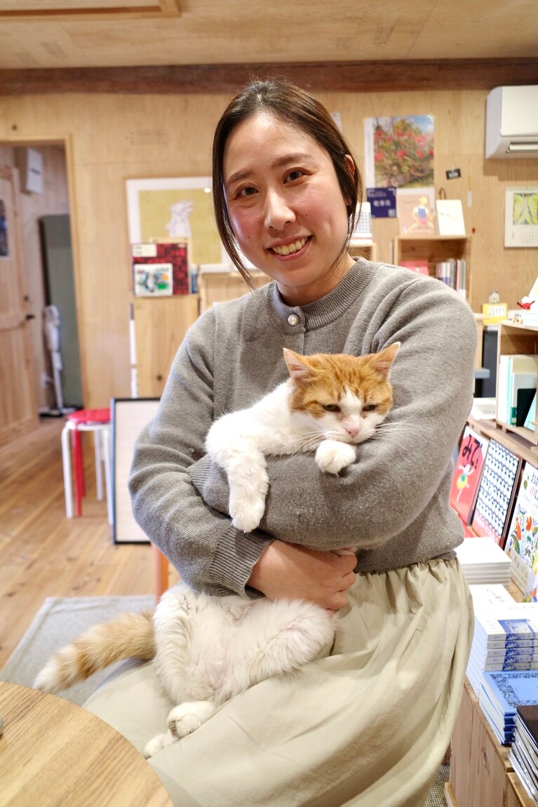 店主の内田未来さんと、愛猫のサニーくん。（撮影：一ノ瀬伸）