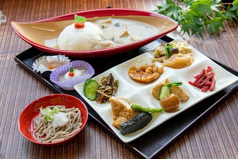 ランチのグリーンカレー。トレーいっぱいブッフェの郷土料理をのせて、さらに名物・越前そば付き (写真はイベント時の限定メニューです)。