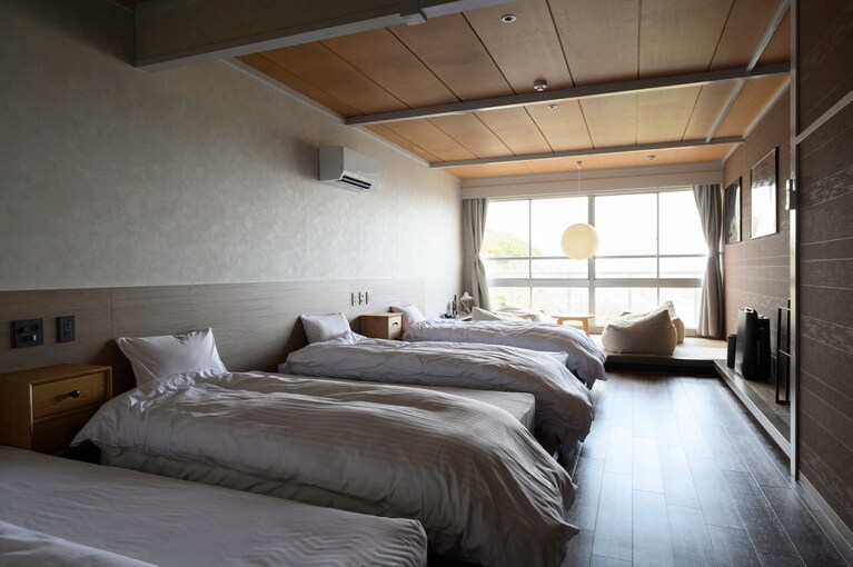 窓辺に小上がりがあるコンフォートフォース。4人まで宿泊できる。