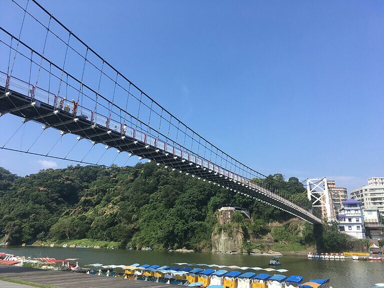 全長約200メートルほどの吊り橋。板の隙間から下の景色が見え隠れし、スリル満点。若干の揺れも。