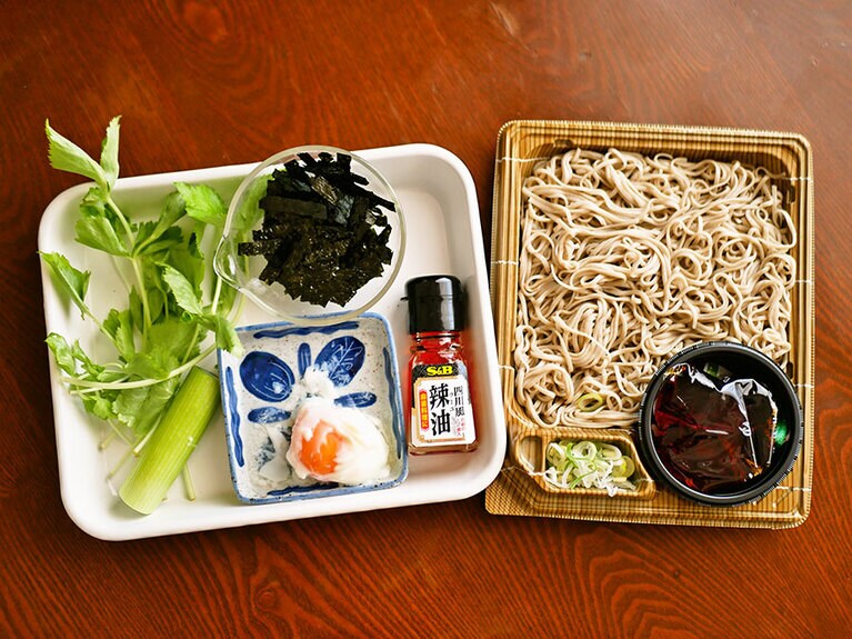 コンビニざる蕎麦をスタミナサラダ蕎麦にアレンジ。