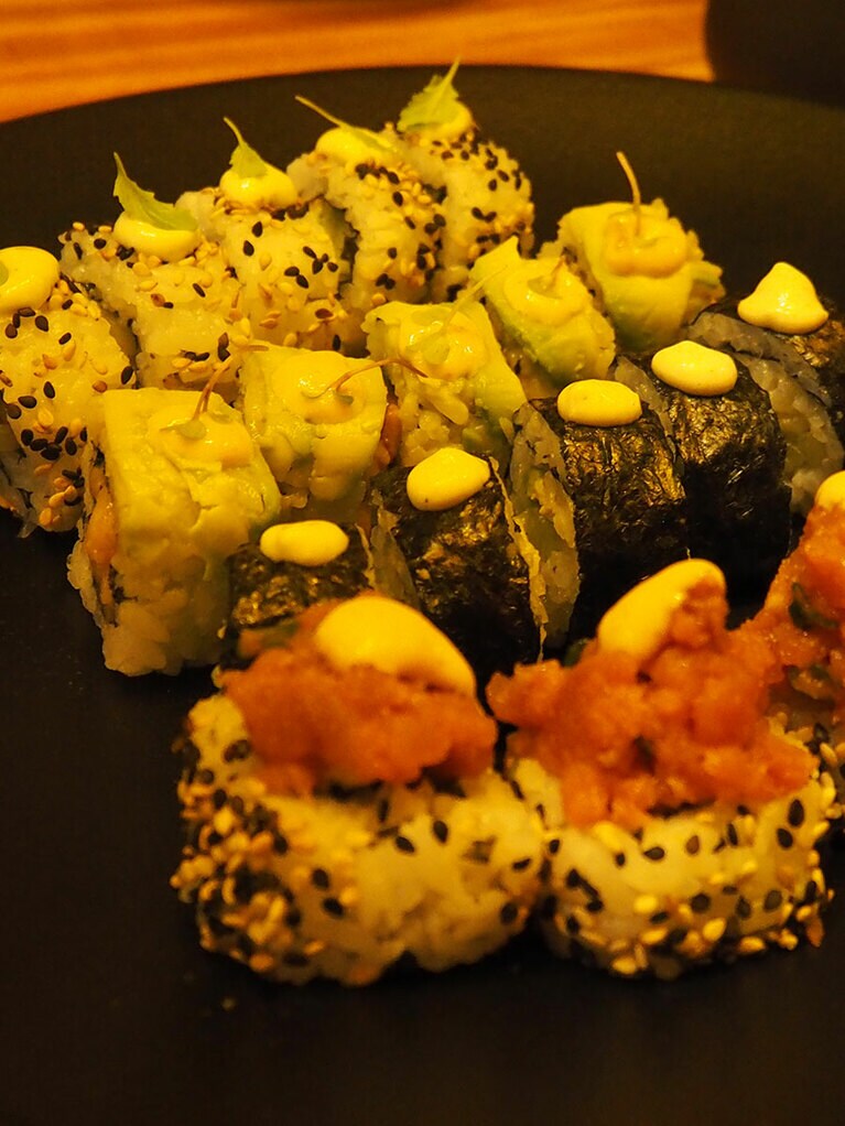 メキシコで食べる寿司ロール！ 握り寿司もメニューにある。