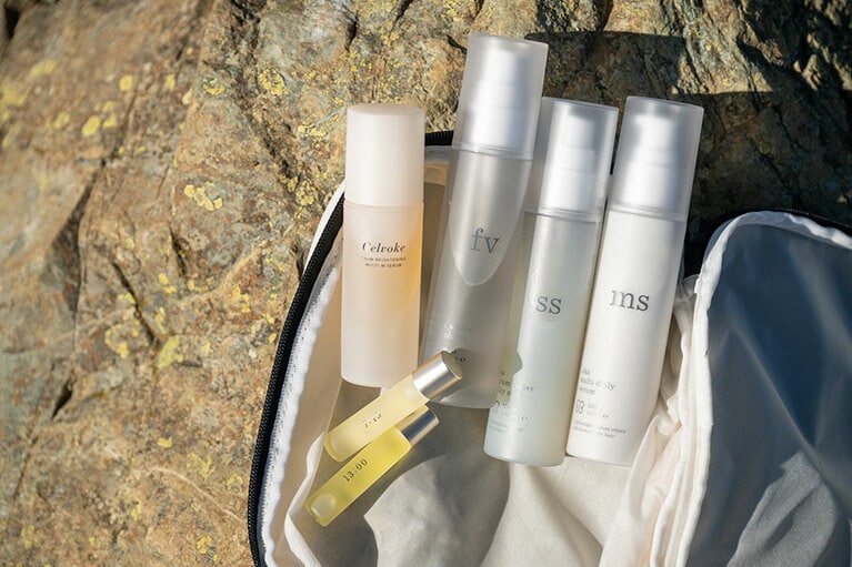 左上から時計周りに。美容セラム 4,950円／セルヴォーク、セラムウォーターFV 3,300円、マルチデイリーセラム 3,300円、セラムウォーターMS 3,300円、ネイルオイル 各3,630円／ウカ（全てコスメキッチン）