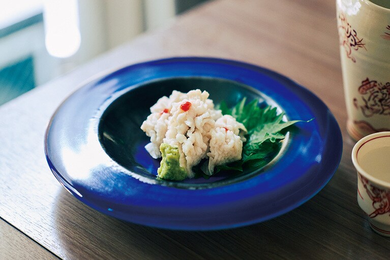 見目麗しい、はも落とし 1,000円。「十四代」など日本酒も充実。美しい酒器にもご注目を。繊細な盛り付けにうっとり。目と舌で楽しめる旬の味を立ち呑みで。