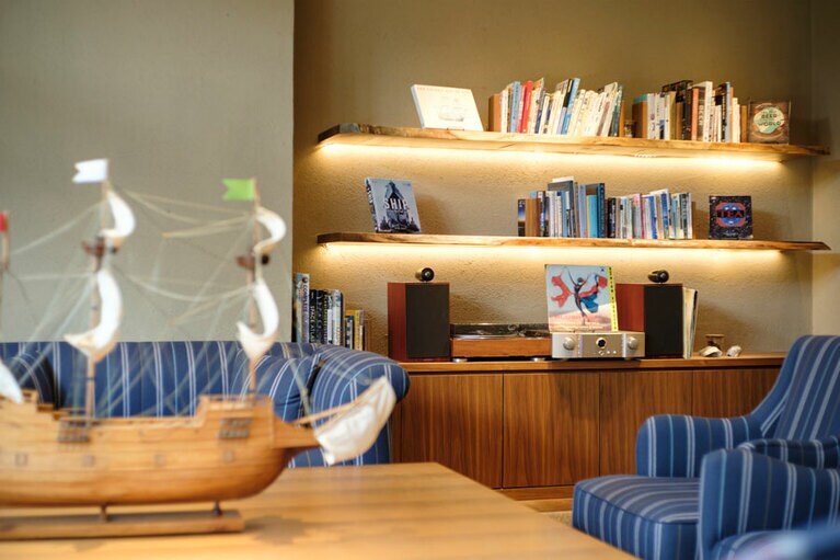 レコードの音が心地いいトラベルライブラリー。