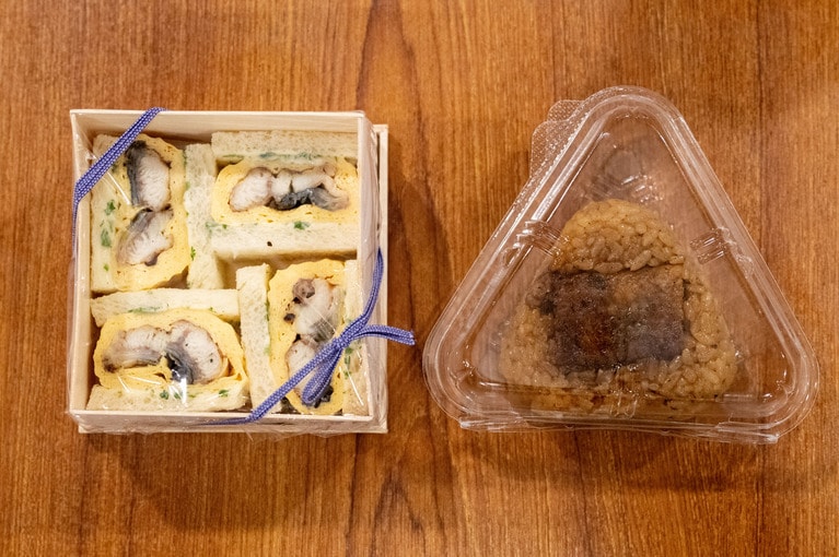 御花名物の「う巻きサンド」と「うむすび」。柳川に来たら、鰻は必食です。