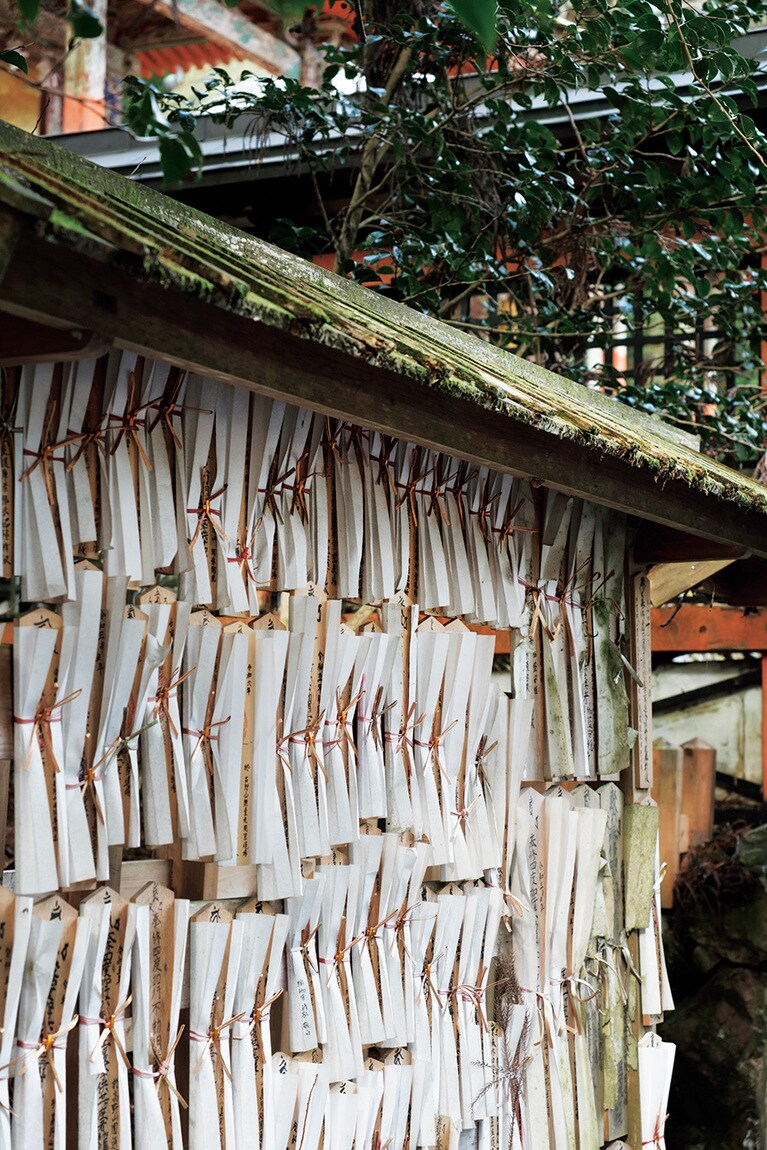 修行後の僧侶がお礼を書き、納めている。