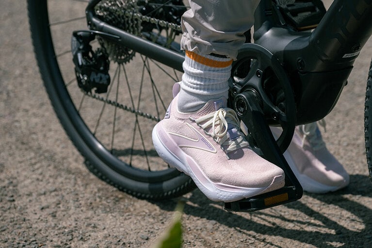 この日に履いたシューズは液化窒素ガスを混ぜ、臨界発泡し成型したミッドソールを採用。前作より２㎜厚さを増したことでより高いクッション性を実現した。「ペールピンクの色合いも可愛い！」（金子さん）ブルックスのGlycerin StealthFit 21　22,000円（アキレスお客様相談室）