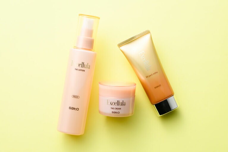 今回はザ・ローション 145mL 3,245円(写真左)とリフトパック エステ 60g 4,180円(写真右)も使用しました。