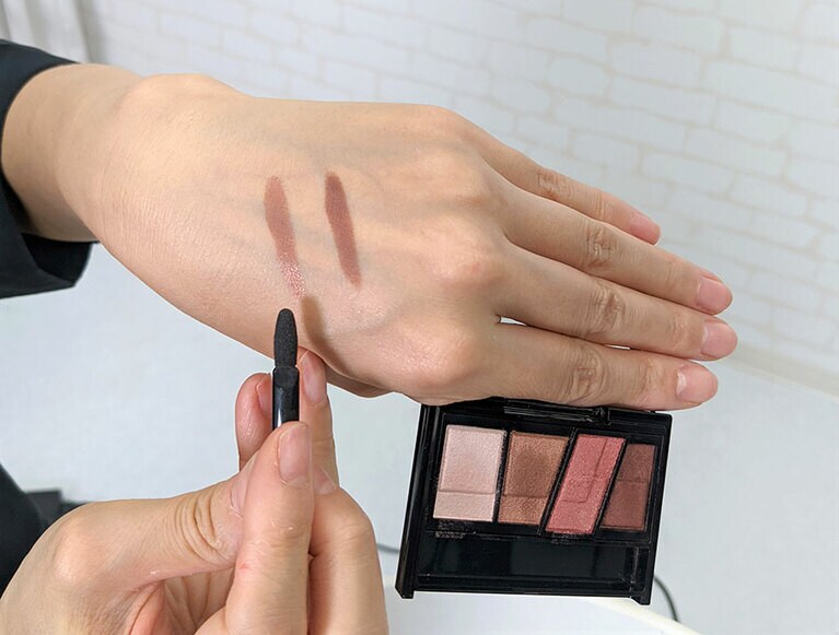 手の甲でテストする。左のラインが左から2番目、右のラインが一番右の色。混ぜる場合も、手の甲で色を確認するとよい。