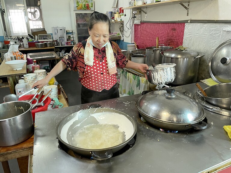 鍋に生地を貼り付けて作る「鼎邊糊」。スープは海鮮風味のやさしい味わいです。
