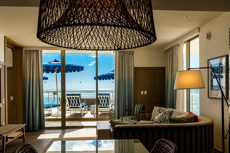 “コーラルリーフ・ペントハウス・スイート”。6名まで滞在可能で、特別な記念日を祝福するゲストの利用も多いそう。