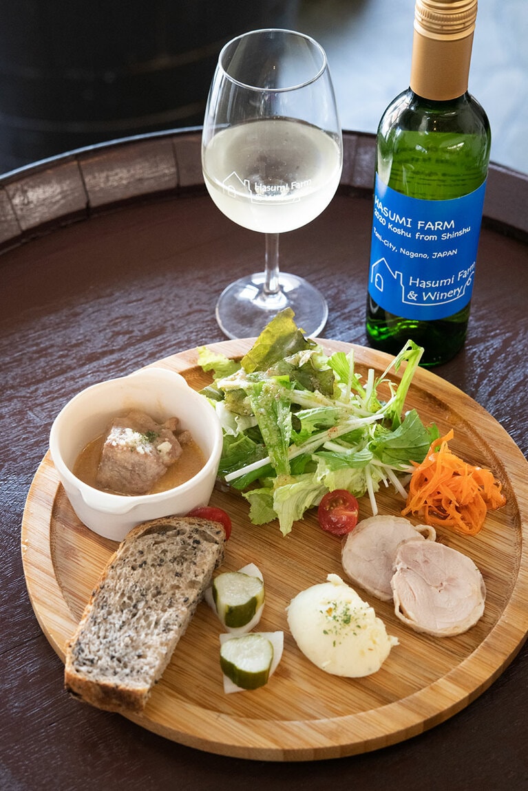 一番人気は柳町通りの別名「発酵通り」にちなんだ“柳町発酵通りプレート” 1,000円。この日はシードルで煮込んだ太郎ぽーくがメインで登場。ランチのグラスワインはプラス200円。お土産には7年ぶりに復刻した長野土着品種の“龍眼 2021” 2,000円を。