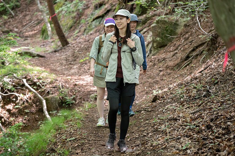 登山道を歩いているとあちらこちらにピンクのテープが木に巻かれていたり、枝から垂れ下がったりしています。じつはこれ、道迷いを防ぐ、道しるべ。決してゴミではありません。ただ林業や送電線事業者の目印としても使われることがあるので、地図を確認しながら進むこと。